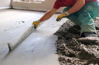 İnşaatçılar inşaat alanına beton döktü