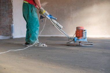 İnşaatçılar inşaat alanına beton döktü