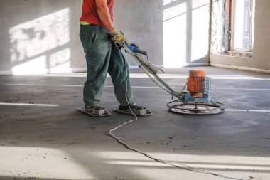 İnşaatçılar inşaat alanına beton döktü