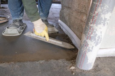 İnşaatçılar inşaat alanına beton döktü