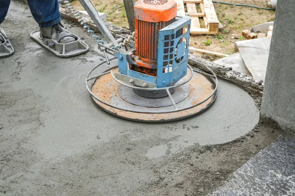 Robotnicy grind beton na budowie — Zdjęcie stockowe