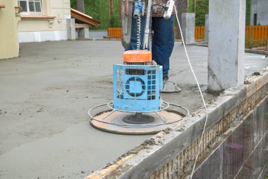 işçiler şantiyede beton zemin eziyet