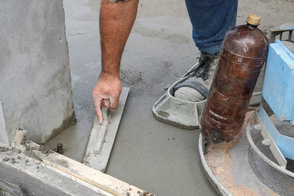 Construtores derramou concreto no canteiro de obras — Fotografia de Stock