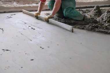 İnşaatçılar inşaat alanına beton döktü