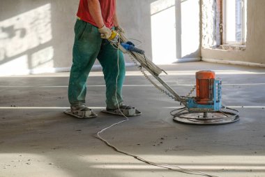 işçiler şantiyede beton zemin eziyet