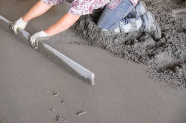 İnşaatçılar inşaat alanına beton döktü