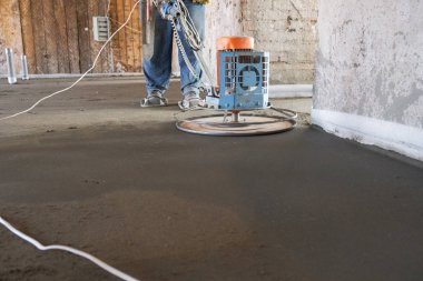 İnşaatçılar inşaat alanına beton döktü