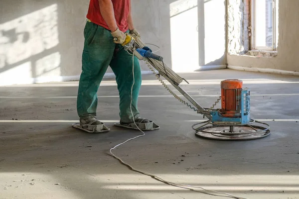 işçiler şantiyede beton zemin eziyet