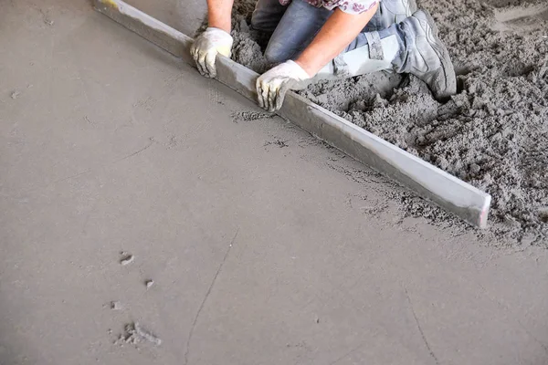 İnşaatçılar inşaat alanına beton döktü