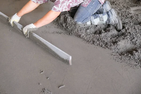 İnşaatçılar inşaat alanına beton döktü