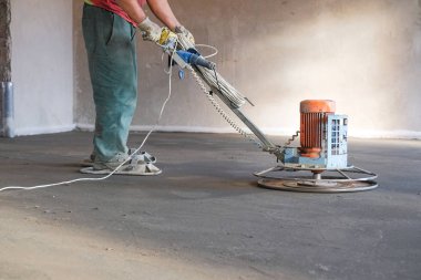 İnşaatçılar inşaat alanına beton döktü