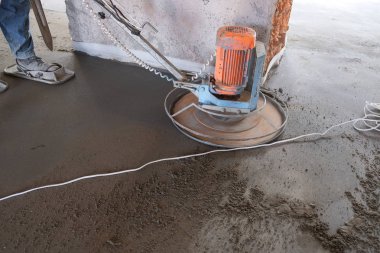 işçiler şantiyede beton zemin eziyet