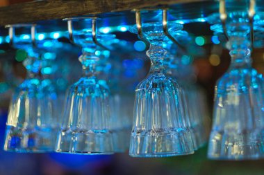 barda asılı güzel kristal gözlük