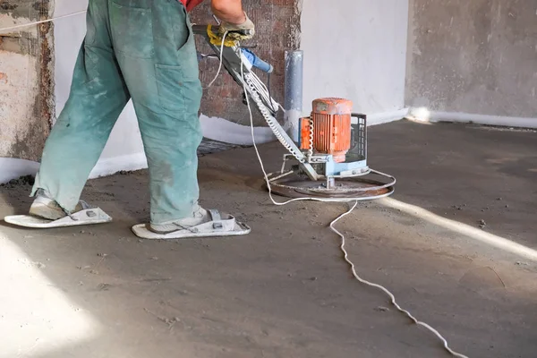 İnşaatçılar inşaat alanına beton döktü