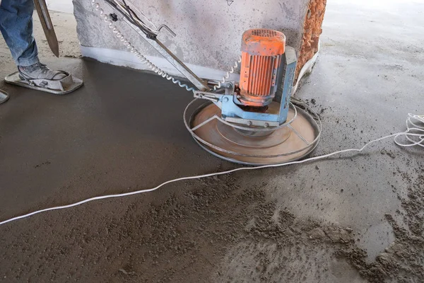 işçiler şantiyede beton zemin eziyet