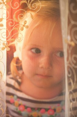 küçük bir kız güzel parlak güneşli portresi