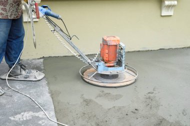 İnşaatçılar inşaat alanına beton döktü
