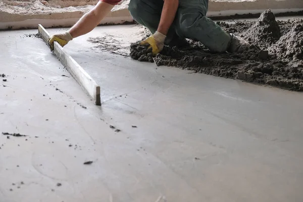 İnşaatçılar inşaat alanına beton döktü