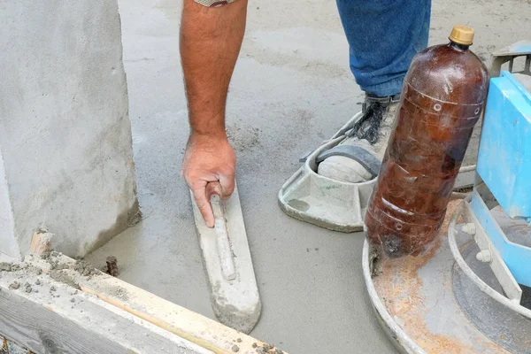 Bauarbeiter schütteten Beton auf die Baustelle — Stockfoto