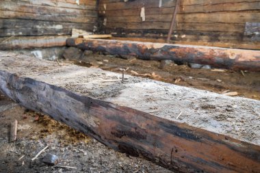 Eski bir ahşap ev zemin yapımında