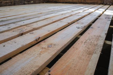 Eski bir ahşap ev zemin yapımında