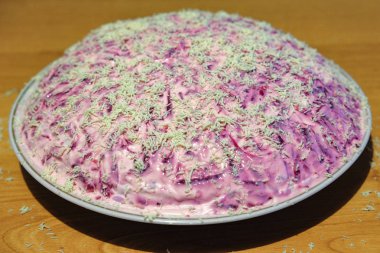 lezzetli Rus yemek ringa plaka üzerinde kat altında