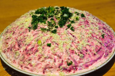 lezzetli Rus yemek ringa plaka üzerinde kat altında