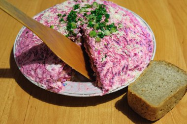 lezzetli Rus yemek ringa plaka üzerinde kat altında