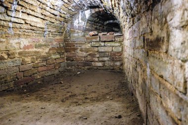 işçiler şantiyede beton zemin eziyet