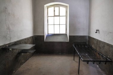 işçiler şantiyede beton zemin eziyet