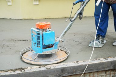 işçiler şantiyede beton zemin eziyet