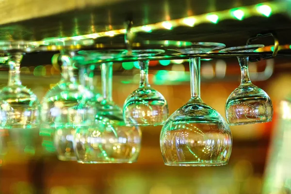 Bellissimi bicchieri di cristallo appesi al bar — Foto Stock