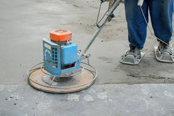 işçiler şantiyede beton zemin eziyet