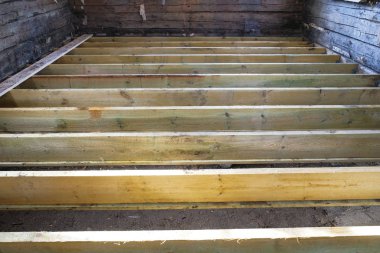 Eski bir ahşap ev zemin yapımında