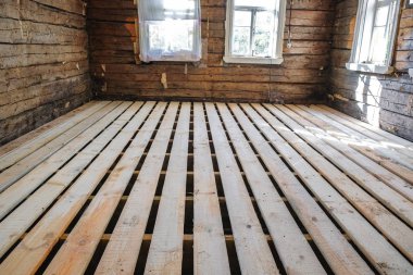 Eski bir ahşap ev zemin yapımında