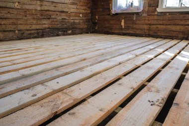 Eski bir ahşap ev zemin yapımında