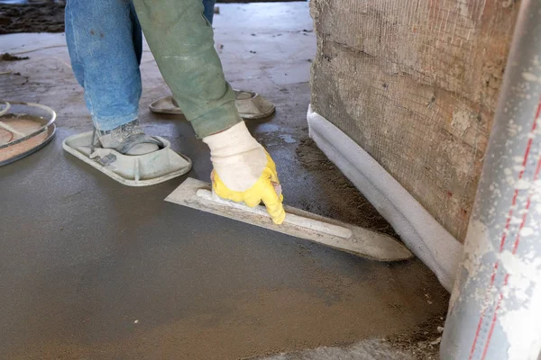 Pekerja menuangkan beton ke dalam formwork kayu — Stok Foto