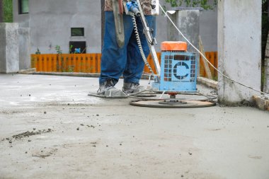 işçiler şantiyede beton zemin eziyet