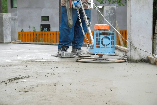 işçiler şantiyede beton zemin eziyet