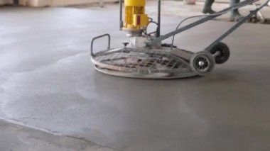işçiler şantiyede beton zemin eziyet