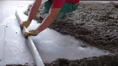 İnşaatçılar inşaat alanına beton döktü