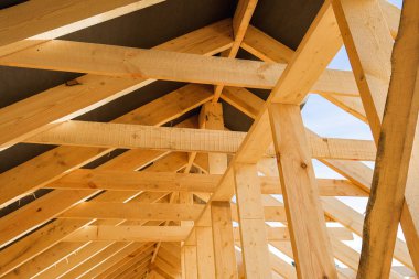 şehir dışında bir iki katlı çerçeve ev inşaatı