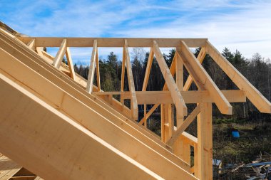 şehir dışında bir iki katlı çerçeve ev inşaatı