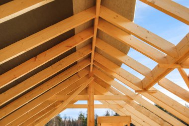 şehir dışında bir iki katlı çerçeve ev inşaatı