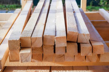 ahşap çubuklar bir inşaatta dizilir