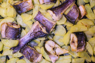 taze pembe somon patates ve soğan bir fırın tepsisine