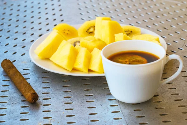 Szivar-kávé, ananász és citrom, a kiwi szeletekkel — Stock Fotó