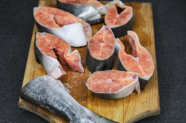 kesme tahtası üzerinde pembe somon iştah açıcı biftek