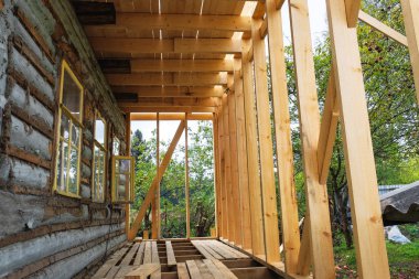 şehir dışında bir iki katlı çerçeve ev inşaatı