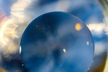 su damlaları ve petrol renkli arka plan